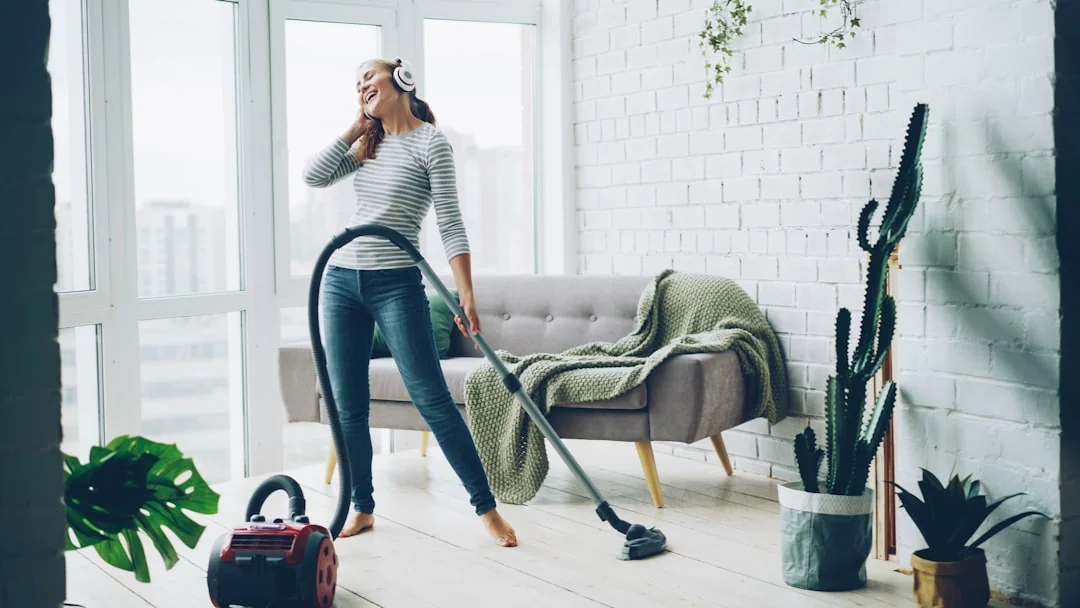 Canapé recouvert d'un drap et lampadaire, avec des cartons emballés dans une pièce lumineuse et spacieuse d'une maison contemporaine neuve