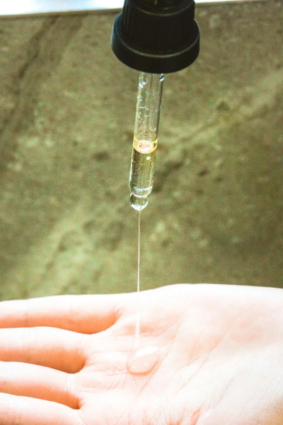 Femme enveloppant un canapé dans du plastique pour un déménagement, dans un salon lumineux.